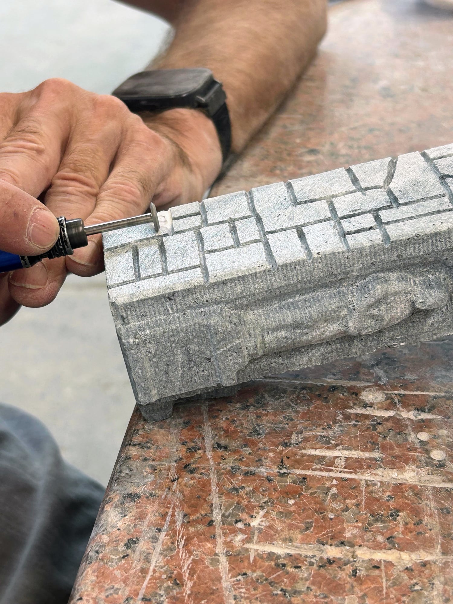 Finiture dei trofei in pietra naturale nel laboratorio di Vertova